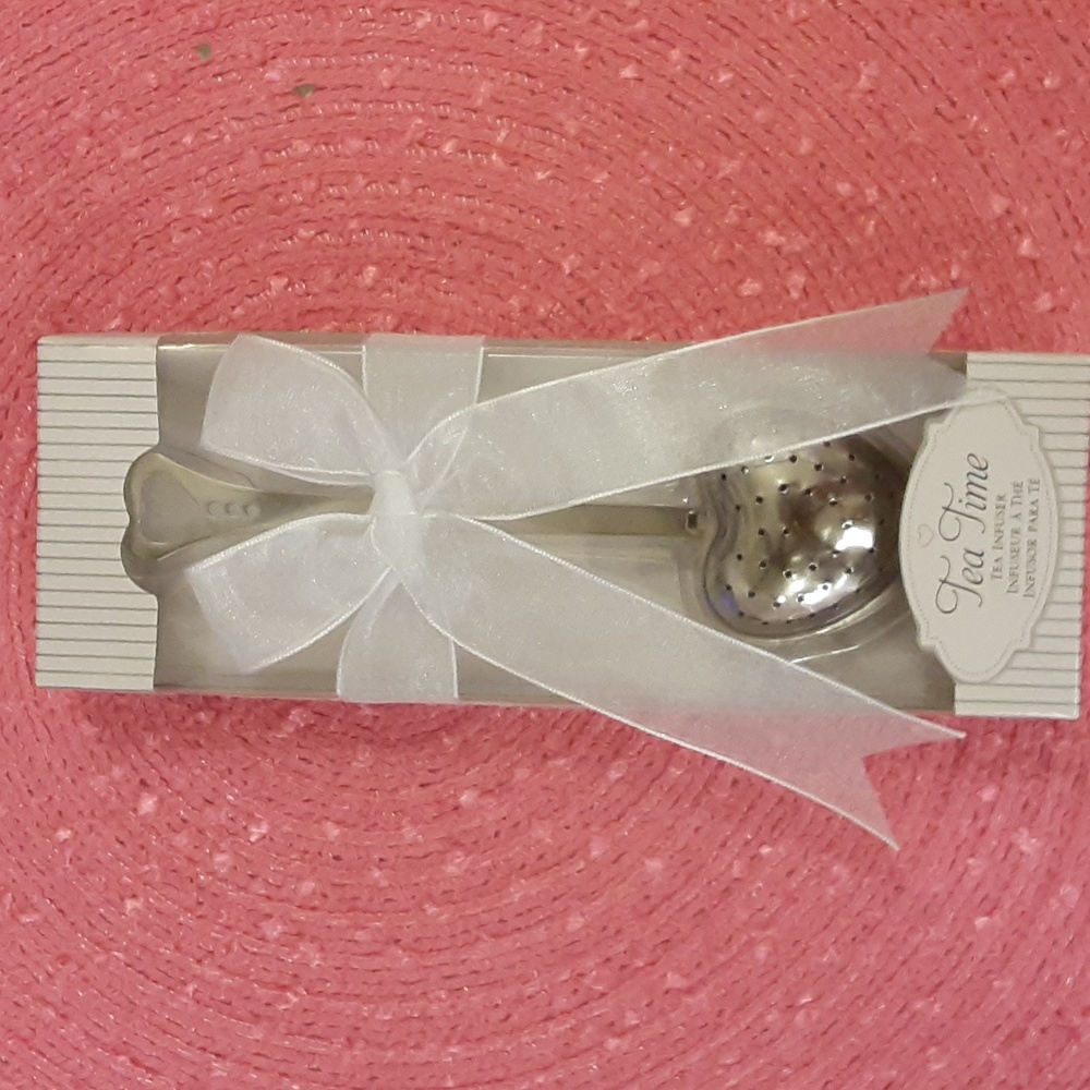 Kate Aspen elegant heart shaped tea strainer. polished metal.  2.36"x6.89"x0.79"
